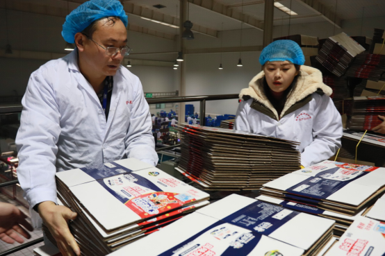 黨員帶頭赴一線 助力春節(jié)保生產(chǎn)—花花牛別樣“生產(chǎn)突擊隊(duì)”助力車(chē)間生產(chǎn) 黨員帶頭赴一線 助力春節(jié)保生產(chǎn)—花花牛別樣“生產(chǎn)突擊隊(duì)”助力車(chē)間生產(chǎn)