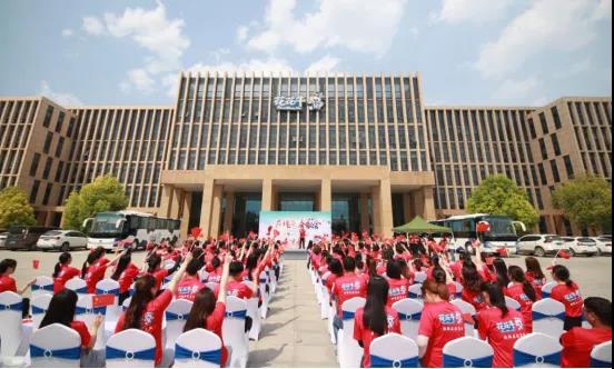 做白色的牛奶，創(chuàng)紅色的企業(yè)，花花牛乳業(yè)集團青春歌會慶祝建黨100周年