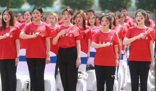 做白色的牛奶，創(chuàng)紅色的企業(yè)，花花牛乳業(yè)集團青春歌會慶祝建黨100周年