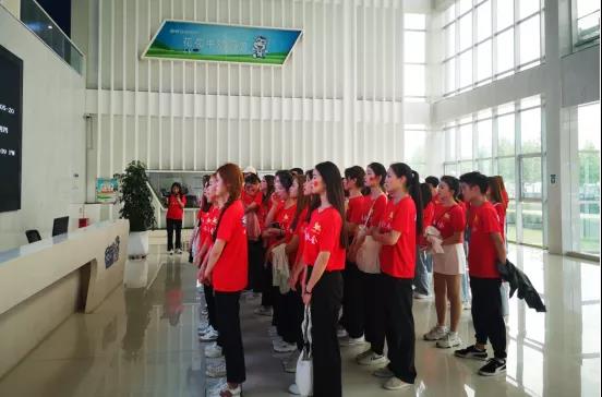 做白色的牛奶，創(chuàng)紅色的企業(yè)，花花牛乳業(yè)集團青春歌會慶祝建黨100周年