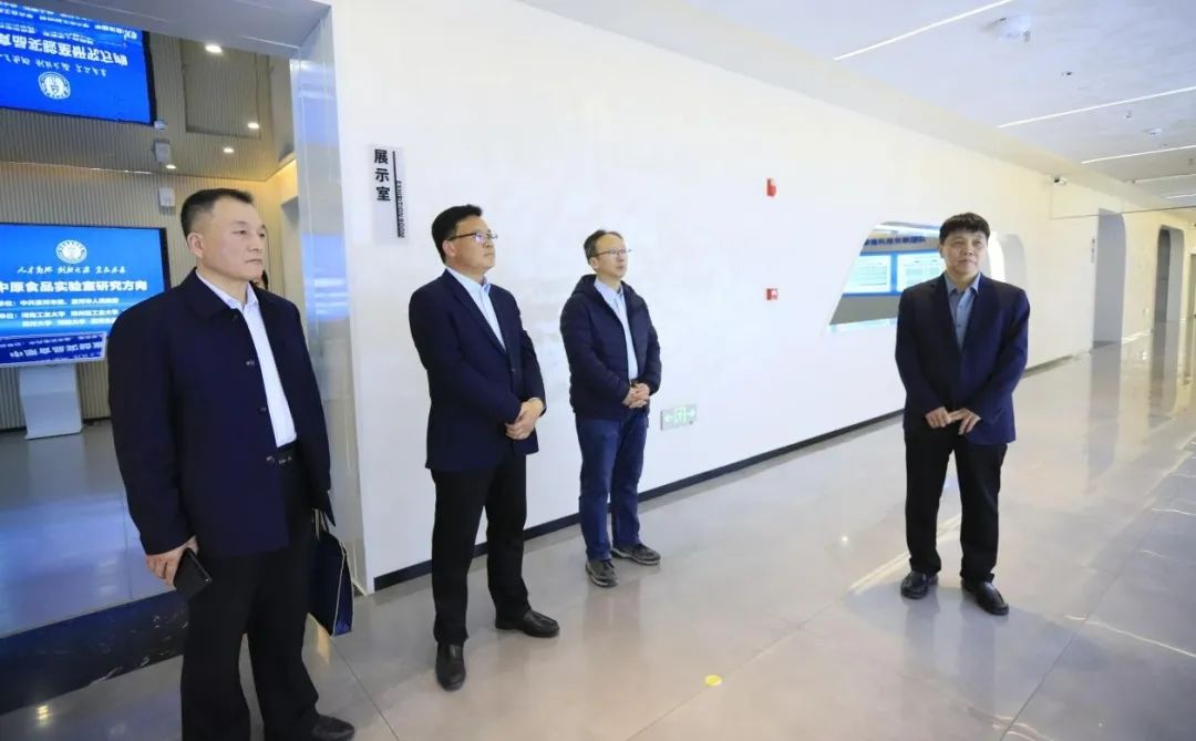 花花牛乳業(yè)集團黨委書記、董事長唐洪峰一行赴中原食品實驗室同中國工程院院士、中原食品實驗室主任任發(fā)政座談交流