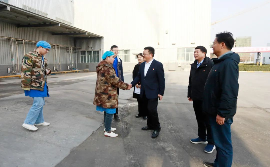 新春慰問送關(guān)懷——集團黨委書記、董事長慰問春節(jié)期間堅守崗位的一線職工