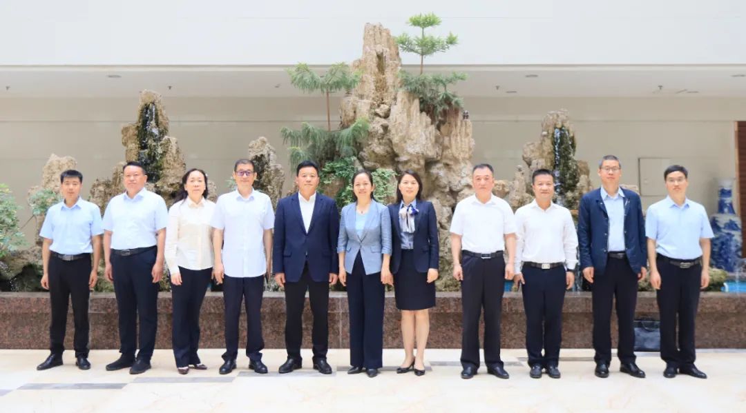 揚帆起航 譜寫絢麗新篇章 | 花花牛乳業(yè)集團新一屆董事會成立并召開中高層以上領(lǐng)導(dǎo)干部會議