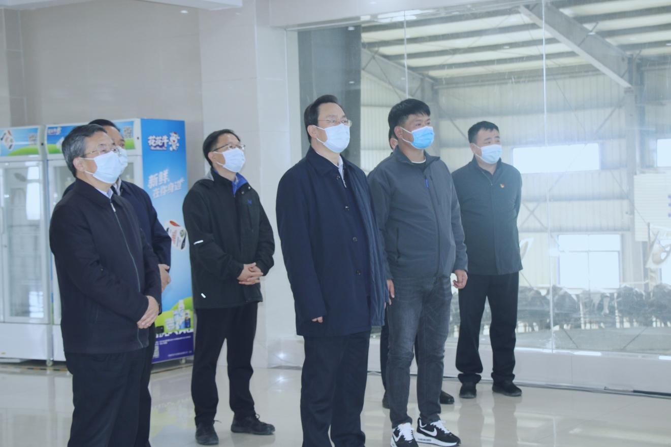 河南省人大常委會黨組書記、副主任孔昌生蒞臨花花牛魯山瑞亞牧場參觀調(diào)研