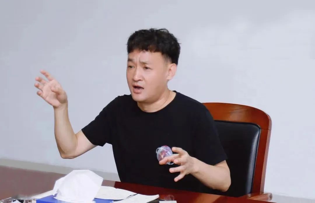 勇?lián)姑な卣齽?chuàng)新｜花花牛乳業(yè)集團(tuán)召開營(yíng)銷、養(yǎng)殖及飼料月度經(jīng)營(yíng)工作會(huì)議