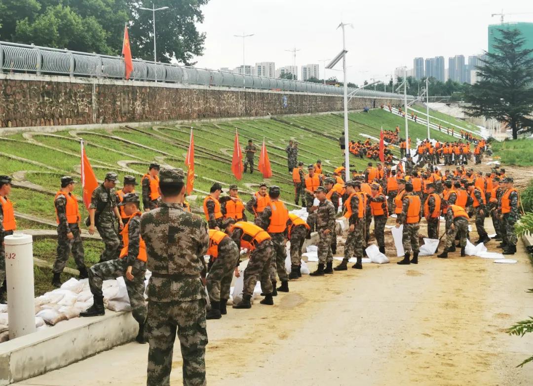 大雨無情人有情！花花牛乳業(yè)慰問常莊水庫抗洪搶險官兵