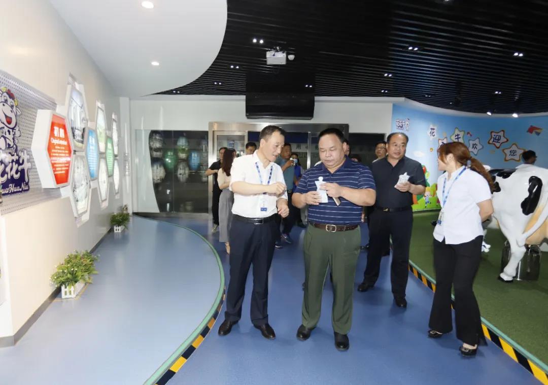 快訊 | 河南省人民政府食品安全委員會辦公室第三批食品安全示范區(qū)驗收組領(lǐng)導蒞臨花花牛乳業(yè)集團驗收食品安全示范區(qū)建設情況