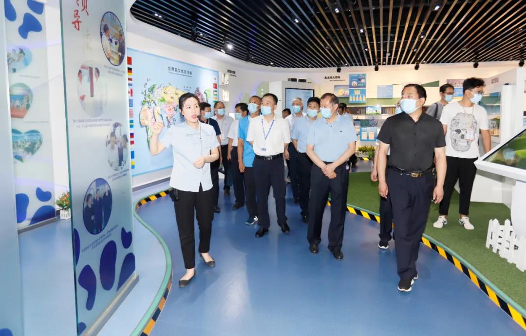 鄭州市安全生產(chǎn)雙重預(yù)防體系建設(shè)現(xiàn)場觀摩會在花花牛乳業(yè)集團(tuán)鄭州分公司召開 鄭州市安全生產(chǎn)雙重預(yù)防體系建設(shè)現(xiàn)場觀摩會在花花牛乳業(yè)集團(tuán)鄭州分公司召開