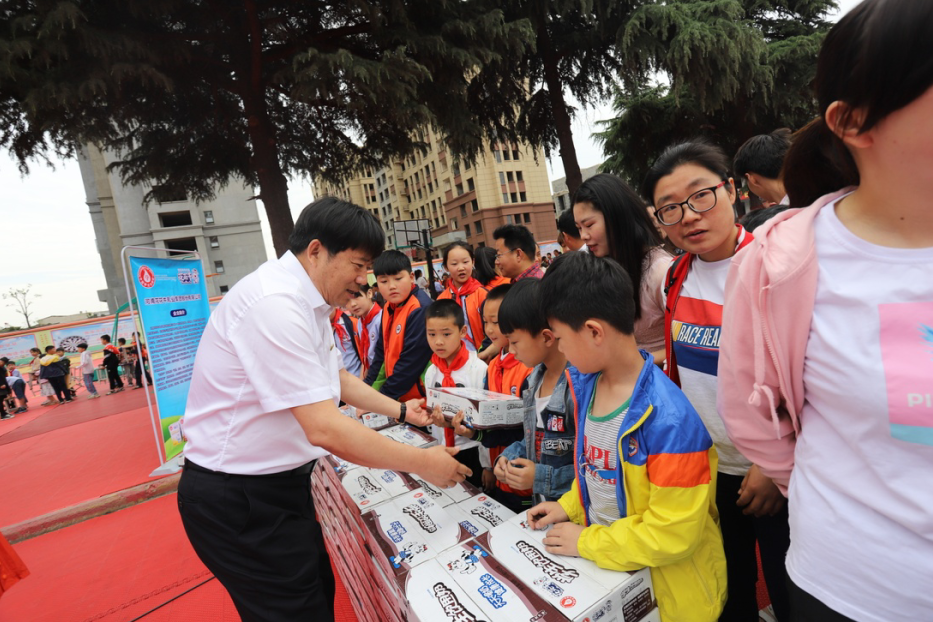 花花牛|六一關(guān)愛(ài)兒童，讓愛(ài)灑滿(mǎn)人間