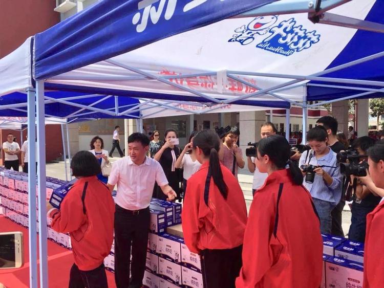 “健康中原，牛奶伴您行——花花牛乳業(yè)集團(tuán)2018中國(guó)小康牛奶行動(dòng)” 公益助學(xué)啟動(dòng)儀式隆重舉行