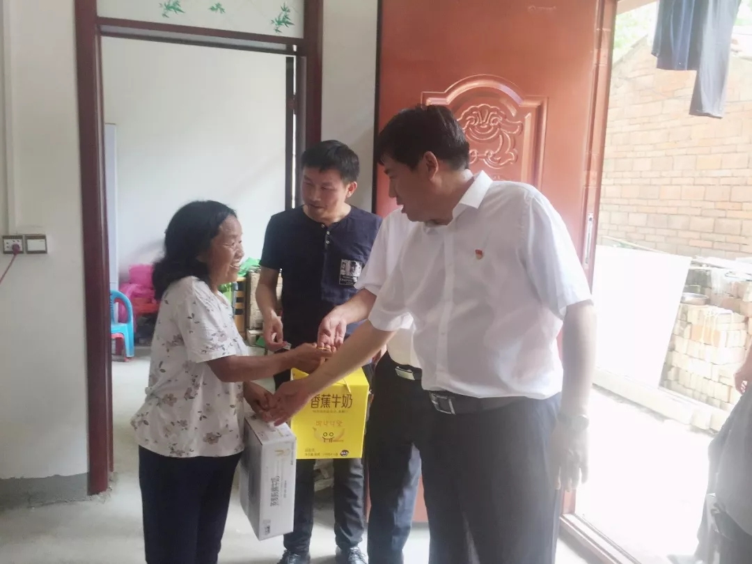 花花牛乳業(yè)集團(tuán)走訪慰問貧困戶 結(jié)對幫扶暖人心 花花牛乳業(yè)集團(tuán)走訪慰問貧困戶 結(jié)對幫扶暖人心