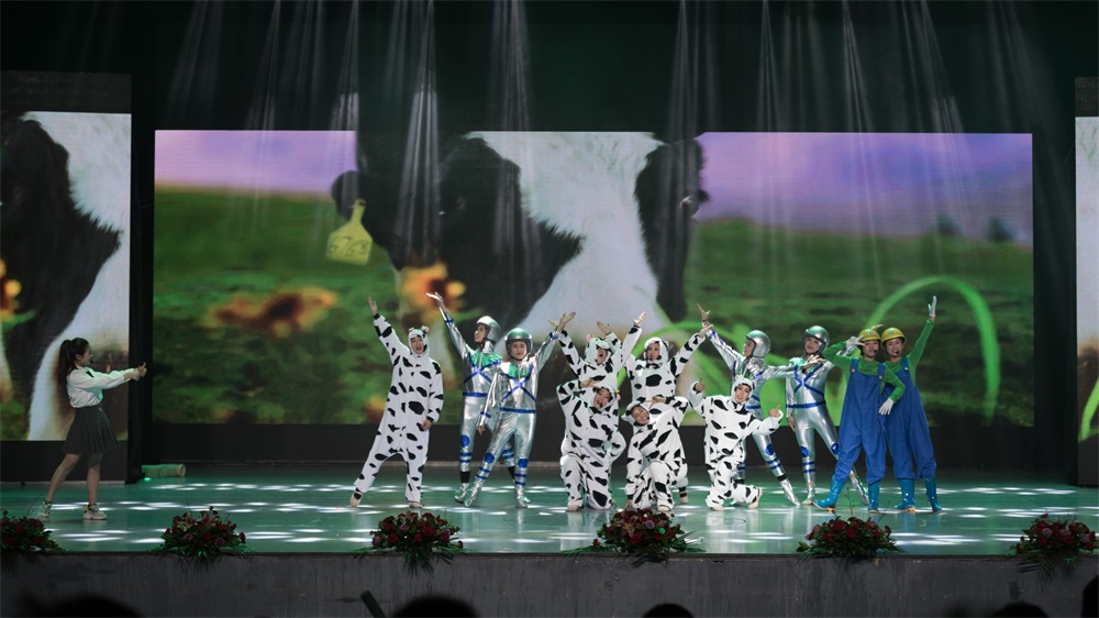 “不忘初心、聚力前行” 花花牛集團(tuán)2018迎新春聯(lián)歡會隆重舉行