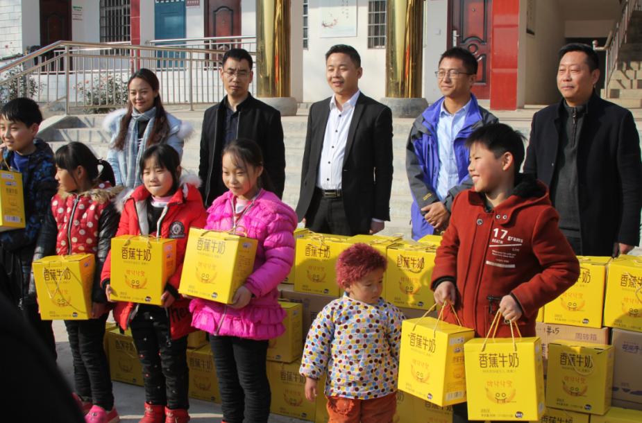 花花牛走進新密白龍廟村 讓山區(qū)的孩子喝到最新鮮的牛奶 花花牛走進新密白龍廟村 讓山區(qū)的孩子喝到最新鮮的牛奶