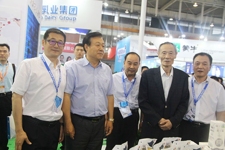花花牛亮相第八屆中國奶業(yè)大會，又獲農業(yè)部長一聲贊！