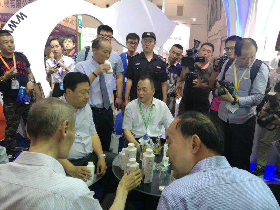 花花牛牛氣沖天！農(nóng)業(yè)部長品嘗“領(lǐng)暢”點(diǎn)贊，又獲國際奶業(yè)平臺(tái)青睞