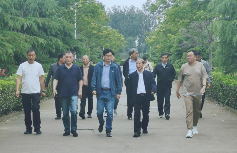 花花牛丨河南農業(yè)大學黨委副書記、校長介曉磊一行蒞臨花花牛河南瑞亞參觀調研
