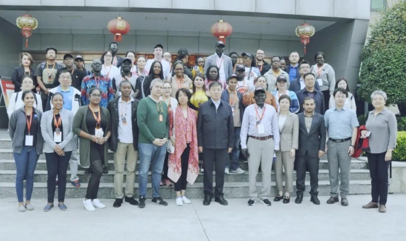 北京大學南南合作與發(fā)展學院教授、全球伙伴關系主任周詠梅一行蒞臨花花牛平輿瑞亞牧業(yè)參觀調研