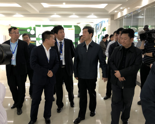 河南省委副書(shū)記、省長(zhǎng)陳潤(rùn)兒一行蒞臨 花花牛集團(tuán)魯山瑞亞牧業(yè)有限公司視察調(diào)研