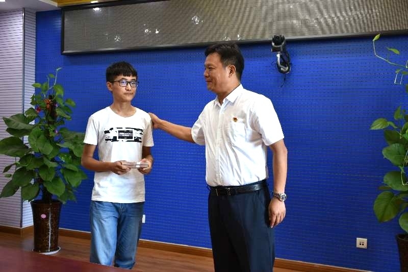 花花牛濟困解難，助力學子圓夢香江