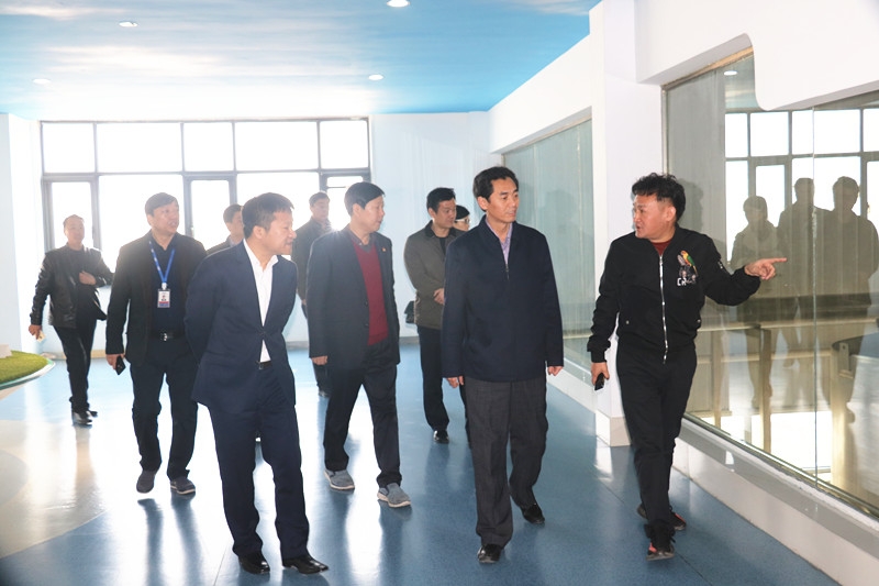 封丘縣縣長王獻(xiàn)臣一行蒞臨花花牛集團(tuán)養(yǎng)殖、乳品事業(yè)部參觀調(diào)研