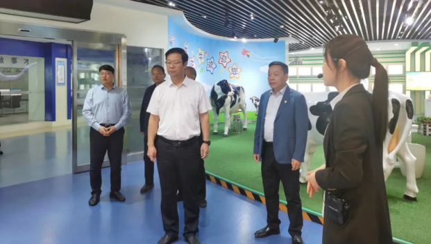 鄭州市人民檢察院黨組書記、代檢察長張道偉一行蒞臨河南花花牛乳業(yè)集團(tuán)參觀調(diào)研
