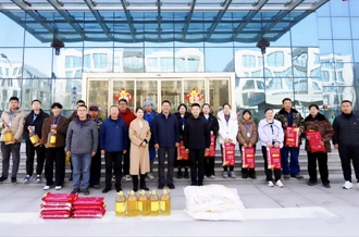 新春佳節(jié)暖人心 堅守一線顯擔(dān)當(dāng) ——河南農(nóng)業(yè)投資集團(tuán)黨委委員、副總經(jīng)理兼花花牛乳業(yè)集團(tuán)黨委書記、董事長張峰慰問花花牛乳業(yè)在崗員工